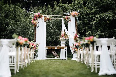 21 Beautiful Outdoor Wedding Decorations to Style Your Big Day