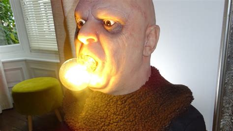 prominente Abbattersi Volontà uncle fester light bulb in mouth saluto ...