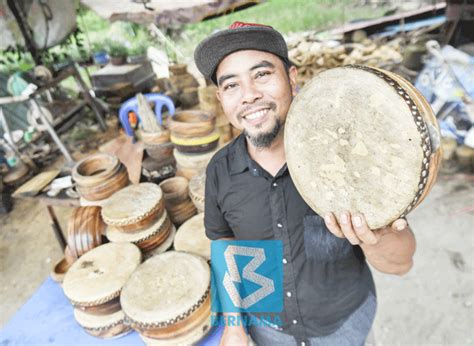 Beating the drum for the rebana