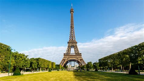 France The Eiffel Tower / Eiffel Tower Paris With French Flag In Bright ...