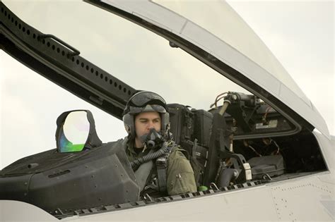 COOL IMAGES: f-22 raptor cockpit