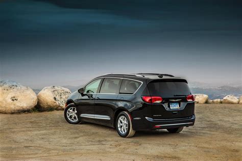 4 Reasons to Buy a Chrysler Minivan