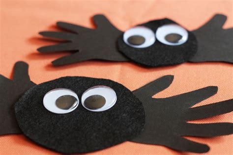 Halloween Spider Handprint Craft | Thriving Home