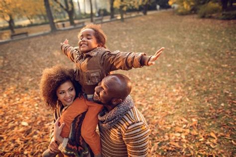 Perfect Fall-Themed Family Photo Ideas | Baby Chick