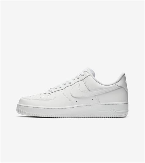 Nike Air Force 1 Low 'Triple White'. Nike SNKRS