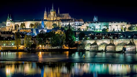 Prague Castle by night - backiee