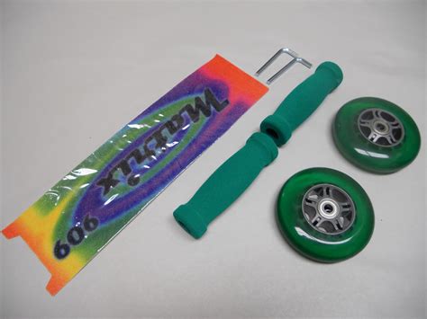 Amazon.com : Replacement Razor Scooter Wheels Set - Green : Sports ...