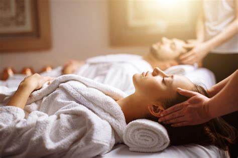 Relax Your Relationship: 7 Incredible Benefits of a Couples Massage