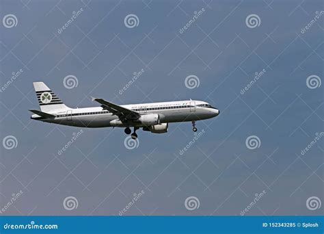 Aer Lingus Retro Airbus A320 Landing Editorial Image - Image of blue ...