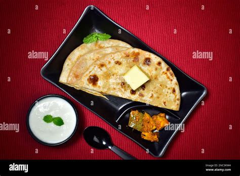 Aloo paratha served with curd and pickle, stuffed butter paratha Stock ...