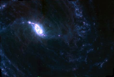 Mesmerizing new James Webb telescope photo shows a strange spiral galaxy