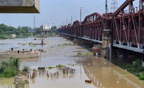 Yamuna River In Delhi: As Yamuna River Breaches Danger Mark In Delhi ...