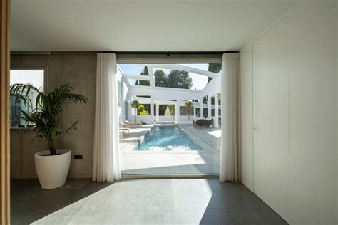 A house that redefines and modernises the traditional Granada ...