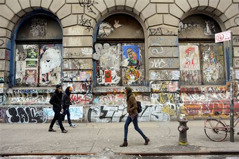 Is Graffiti Art or Vandalism ? Questions of Art, Advertising and Public ...