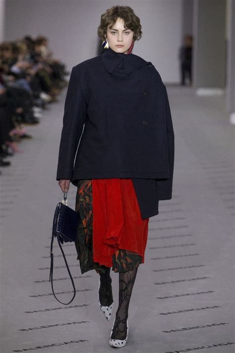 Balenciaga F/W 17 Show (Balenciaga)