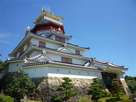 Azuchi Castle, Azuchi’s design was based on that of Komakiyama Nobunaga ...