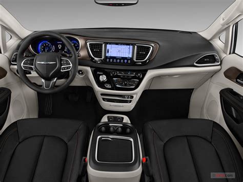 2019 Chrysler Pacifica Pictures: Dashboard | U.S. News & World Report