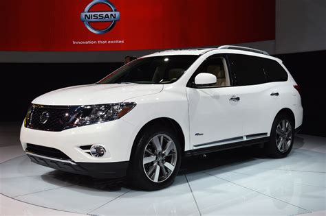 2014 Nissan Pathfinder Hybrid: 26 mpg combined fuel economy and 526 ...