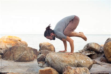 «Man Doing Yoga At The Tropical Beach» del colaborador de Stocksy ...