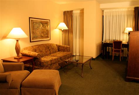 File:Hotel-suite-living-room.jpg - Wikipedia