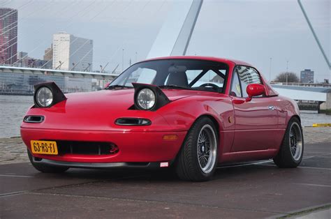 Red mazda mx5 miata in rotterdam, the netherlands