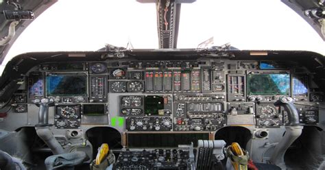 Cockpit of the Rockwell B-1B Lancer : aviation