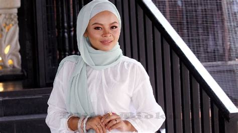 Who was Siti Sarah Raisuddin? Wiki, Biography, Age, Family, Singer ...