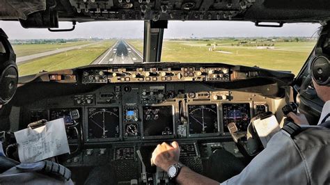 SMOOTH Landing! COCKPIT Boeing 737-800 Landing in Copenhagen Airport ...