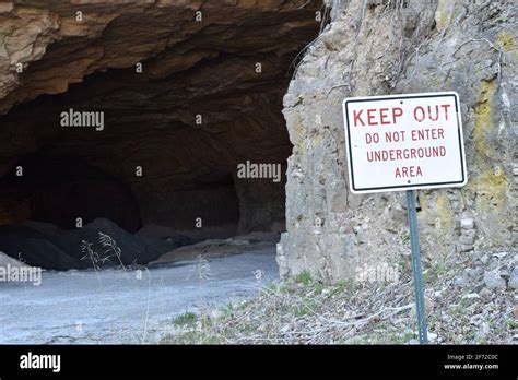 Keep out sign by a dangerous cave Stock Photo - Alamy