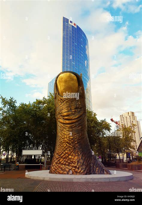 Giant statue green hi-res stock photography and images - Alamy