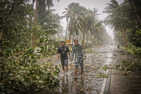 Typhoon Vongfong Makes Landfall in the Philippines - The New York Times