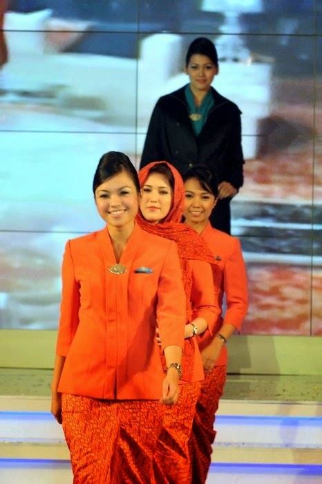 World stewardess Crews: Garuda Indonesia Uniform Fashion Show