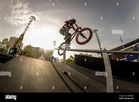 Bmx stunts hi-res stock photography and images - Alamy