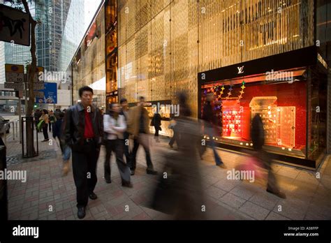 Shopping in Central, Hong Kong Stock Photo - Alamy