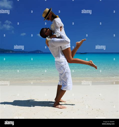 Hug lift couple hi-res stock photography and images - Alamy