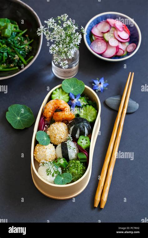 Bento box with onigiri, prawns and vegetables Stock Photo - Alamy