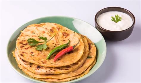 Aloo Paratha Recipe For Beginners - Potato Stuffed Paratha - Dhaba ...