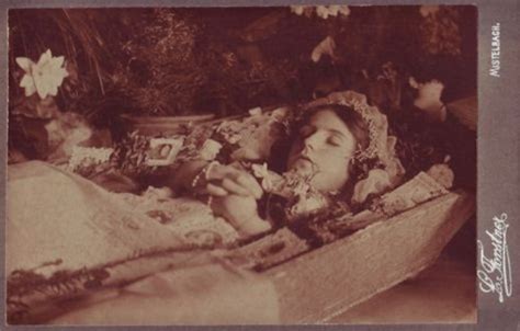 Is Victorian Death Photography Creepy or Just Sad? Here Are 10 Sad and ...