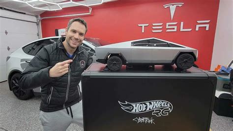 1:64 Scale Vehicle ELON MUSK Hot Wheels R/C Tesla Cybertruck Diecast ...