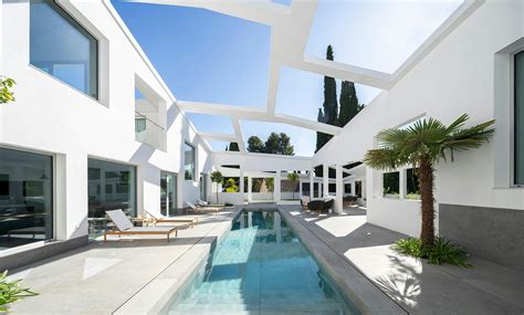 A house that redefines and modernises the traditional Granada ...