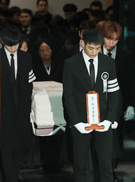 Heart-wrenching pictures from Kim Jonghyun’s funeral – MEZIESBLOG