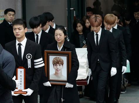 Wailing K-Pop fans bid farewell to SHINee singer Jonghyun | CBC News