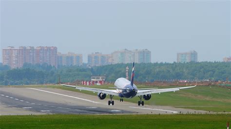 Airbus A320 airliner landing 7329480 Stock Video at Vecteezy