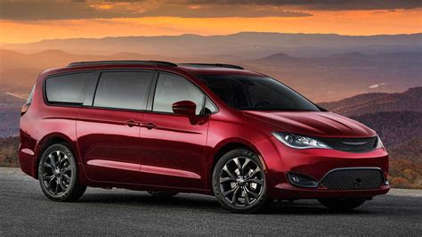 Chrysler Pacifica News and Reviews | Motor1.com