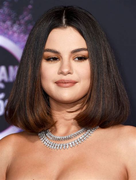 AMAs 2019: Selena Gomez Wears Neon Green Versace Dress