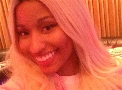 Not only does she smile in all of her selfies... - 19 Times Nicki Minaj ...