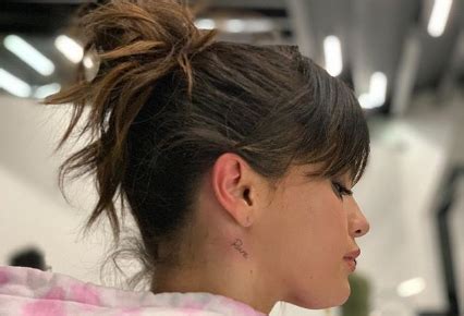 Selena Gomez Gets A New Neck Tattoo