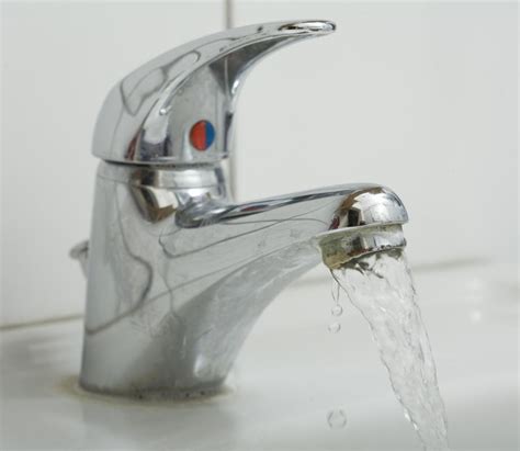 What are the Different Types of Faucet Handles? (with pictures)