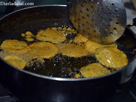 bhajiya pav | mumbai roadside bhajiya pav | maharastrian bhajiya pav