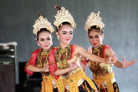 "Gaya Tari Tradisional Terkini"